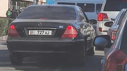«Мерседес S500» едет по встречке. Фото