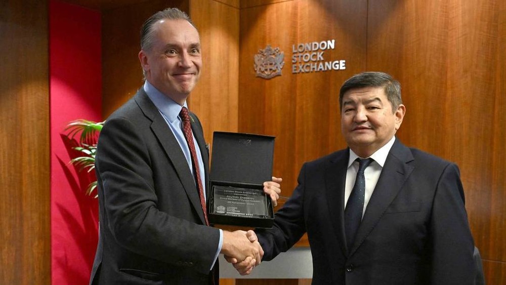 Том Атеборроу, Акылбек Жапаров