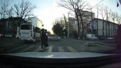 Автобус проехал на красный, чуть не сбил пешеходов на зебре и не организовал аварию. Видео