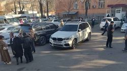 Машина Центра гемодиализа не смогла подъехать к Нацгоспиталю из-за припаркованных авто. Видео