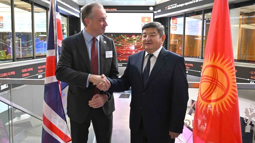 Том Атеборроу, Акылбек Жапаров