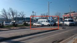 На территории Западного автовокзала на газоне организовали парковку. Фото