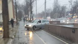 Машины продолжают ездить по тротуару напротив Госрегистра. Фото