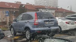 «Хонда CR-V» припаркована на «зебре» возле школы. Фото