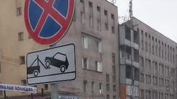 Горожанка просит эвакуировать машины на Боконбаева, припаркованные в неположенном месте. Видео