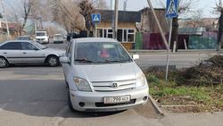 «Тойота Сцион» припаркована в неположенном месте. Фото