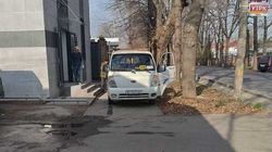 Фургон «Киа Бонго» припарковали, заблокировав тротуар. Фото горожанина