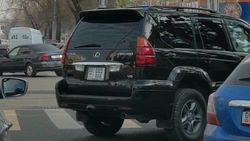 Lexus GX 470, у которого более 10000 сомов штрафов, припарковали на «зебре» за стоп-линией. Фото