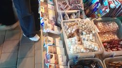 Возле подземки у Филармонии открыто продают сигареты. Фото