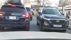 «Хендай Санта Фе» выехал на встречку, создав затор. Видео