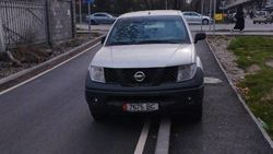 Водитель паркуются, заезжая на новый тротуар. Фото