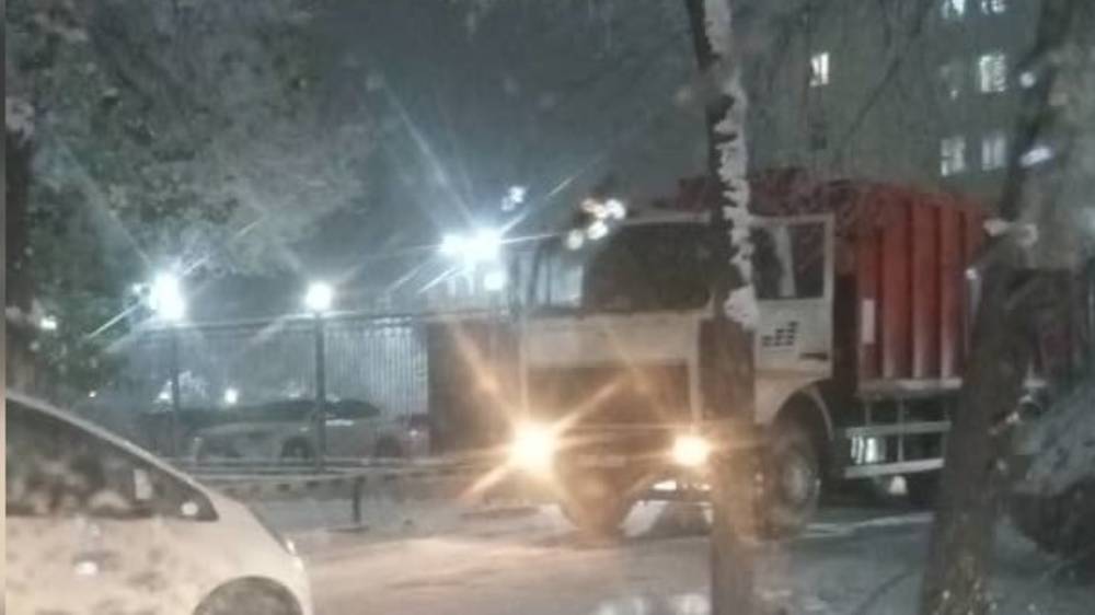 Грузовик «Тазалыка» заблокировал въезд во двор, - очевидец