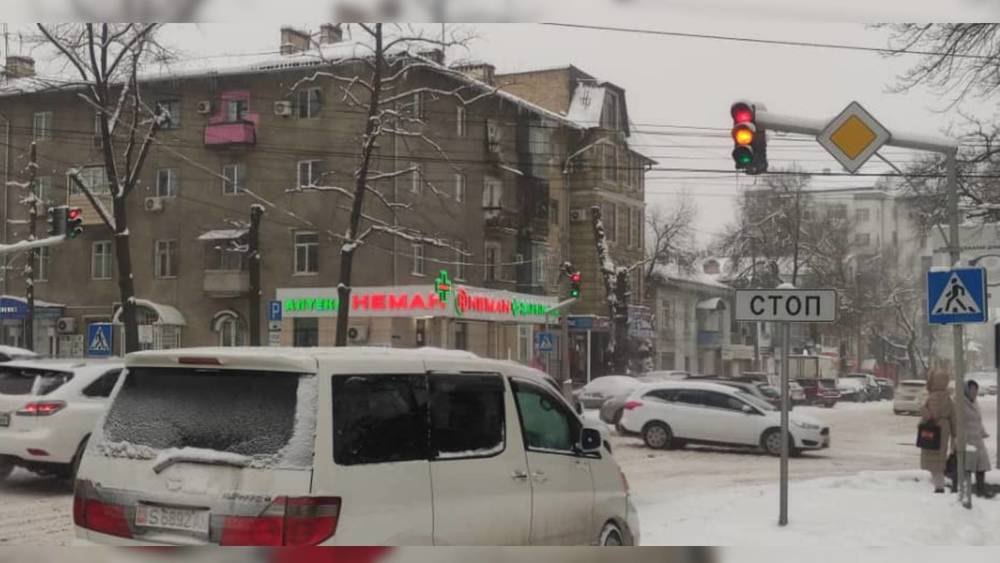 На Токтогула—Турусбекова светофор работает в обе стороны одинаково