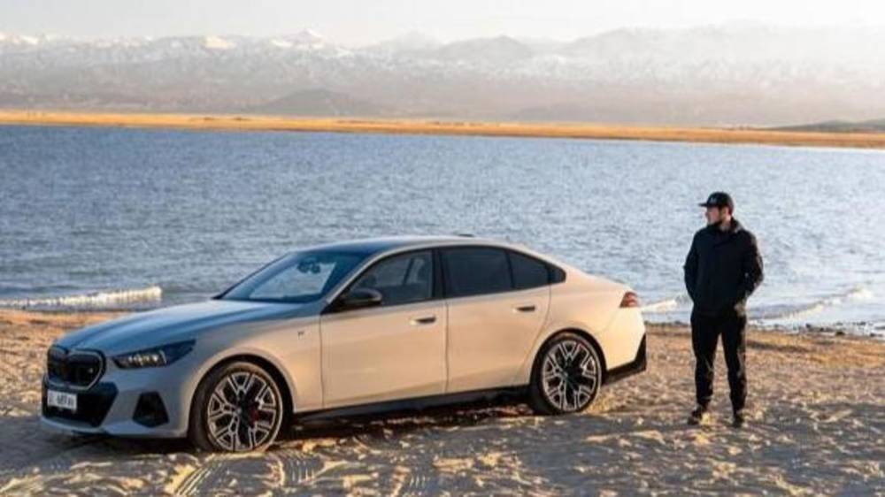 Официальный импортер BMW в Кыргызстане сделал фотосессию авто на пляже Иссык-Куля. Фото