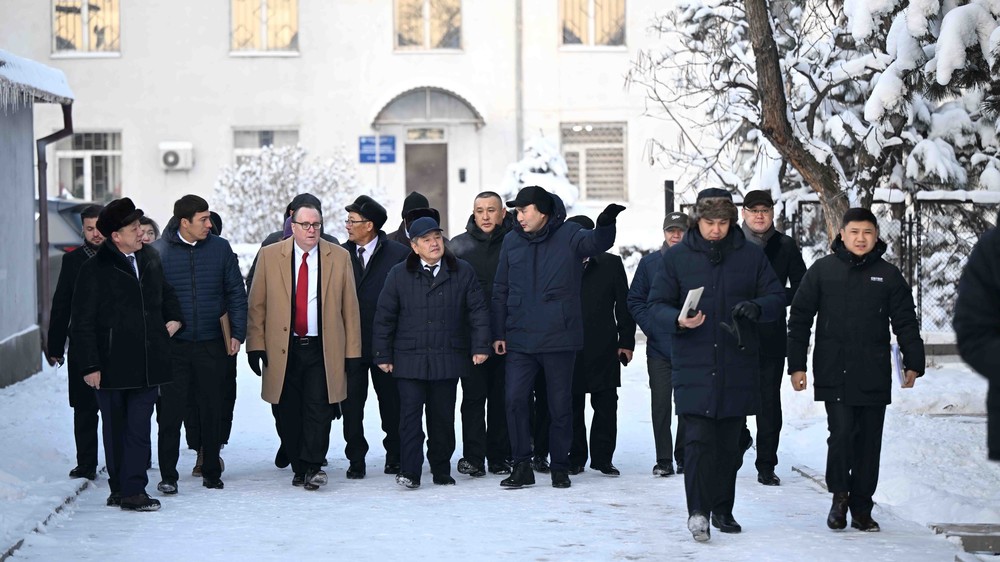 (в центре) Лесли Вигери, Акылбек Жапаров, Мирлан Чыныбаев