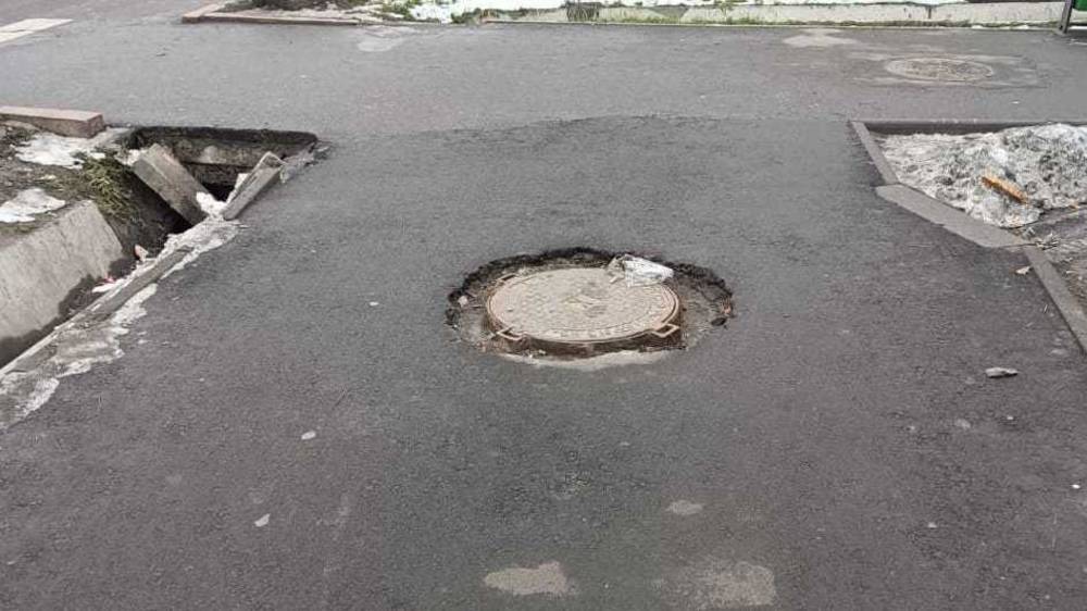 На тротуаре по Абдрахманова разламывается асфальт вокруг колодца. Фото
