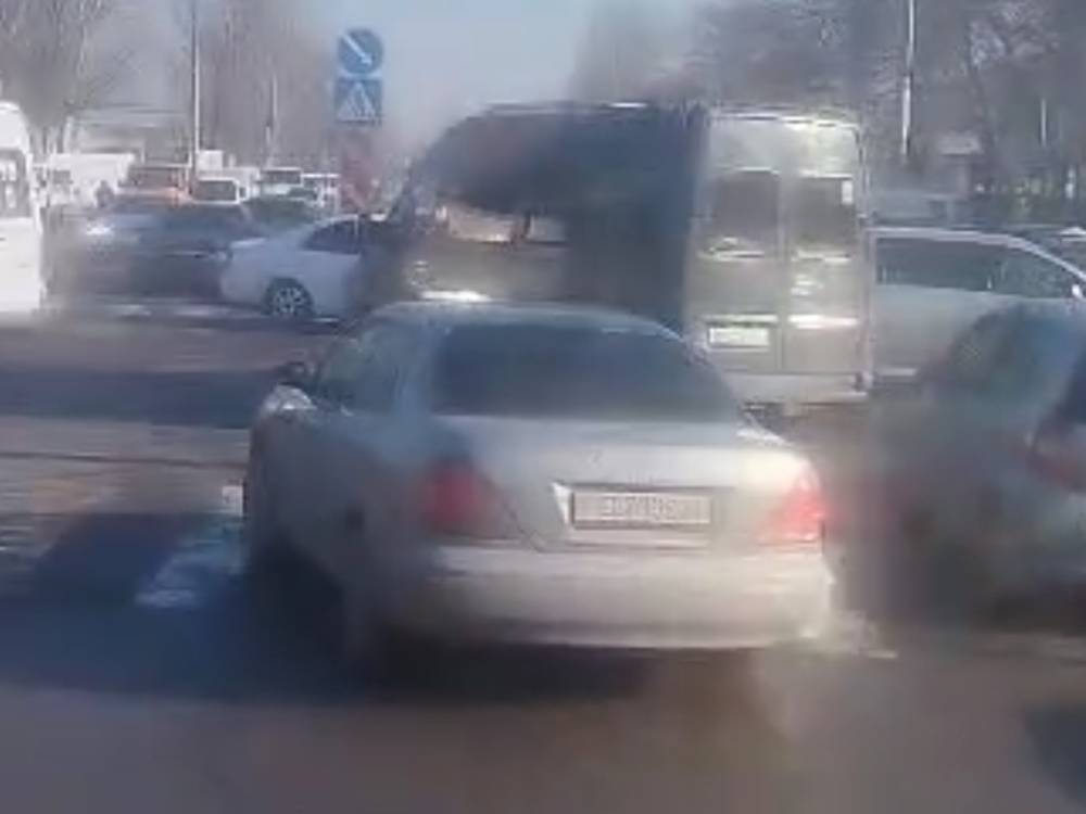 На перекрестке Жибек Жолу и Буденного маршрутка повернула со второго ряда