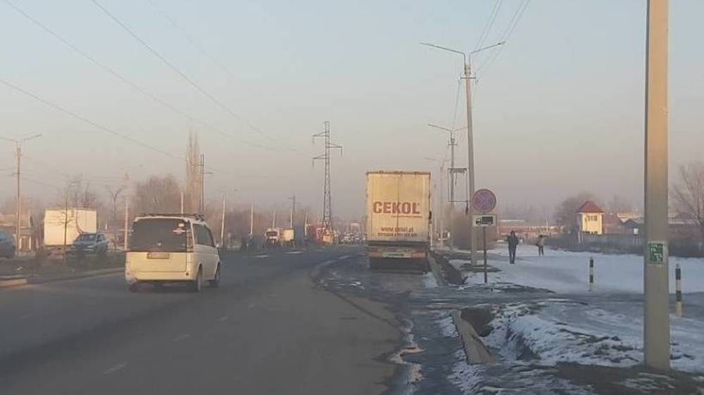 Водитель грузовика остановился на обочине, несмотря на запрещающий знак