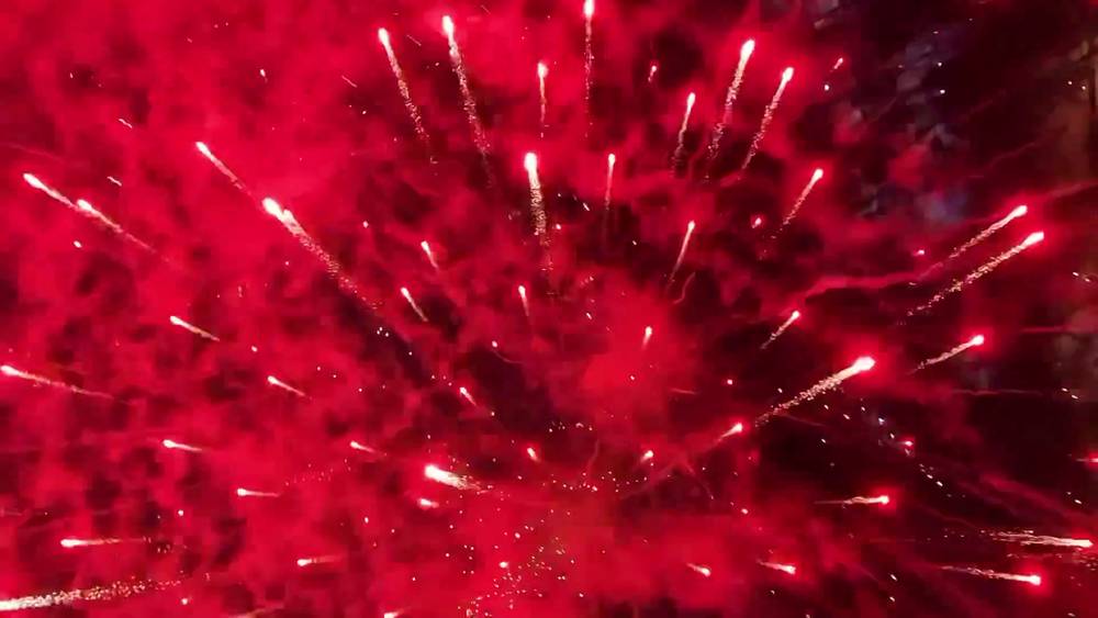 Залетел на дроне в праздничный фейерверк — что удалось снять? Видео