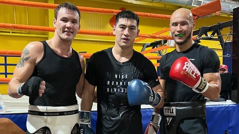 Эркин Адылбек уулу (оң жакта), Дмитрий Бивол (ортодо)