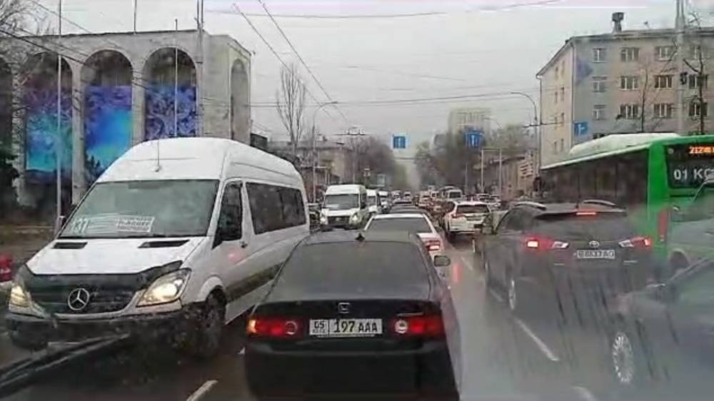 «Ужасные» пробки в центре города. Видео горожан