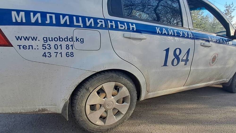 Патрульная машина ездит с порванными шинами и без маячков