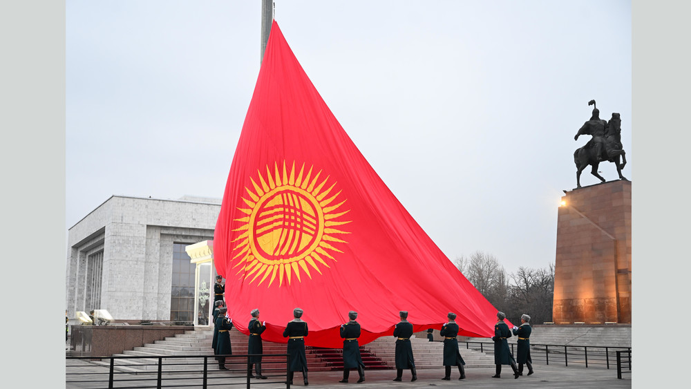 Бір тобыр ерлер өтінемін және трахают лас шлюха оның барлық тесіктері