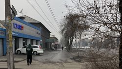 Автомойка на Дэн Сяопина топит тротуар. Видео