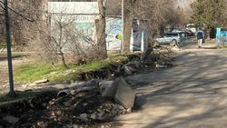 В 3 мкр раскопали арычные лотки и оставили. Фото