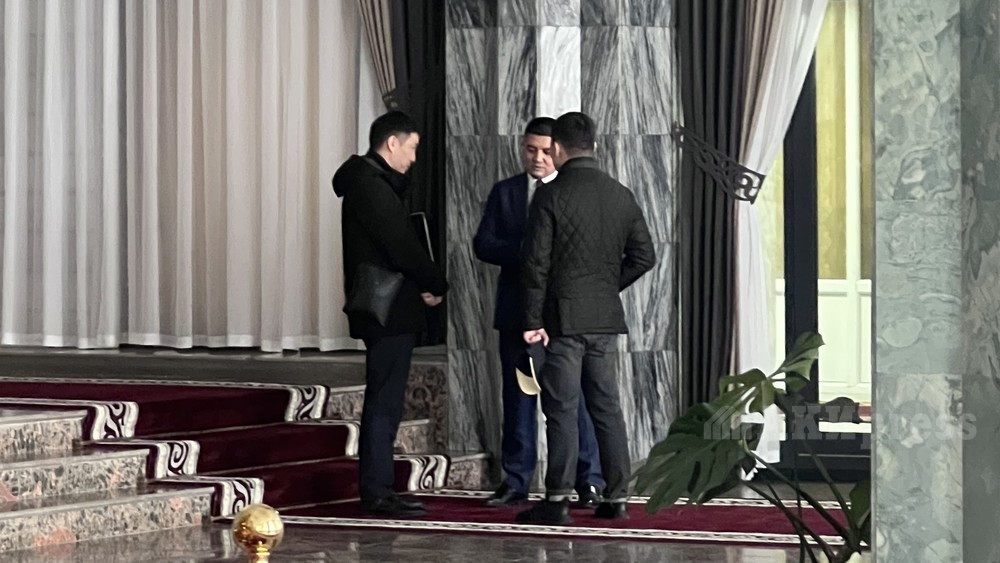 Жамгырчиев во время беседы с сотрудниками ГКНБ