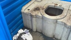 Грязь и неприятный запах. Фото биотуалетов на площади Ала-Тоо