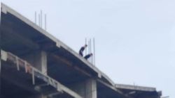 Дети играют на крыше строящегося здания по улице Абдрахманова