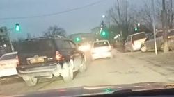 «Лежачий полицейский» на Льва Толстого создает пробку. Видео