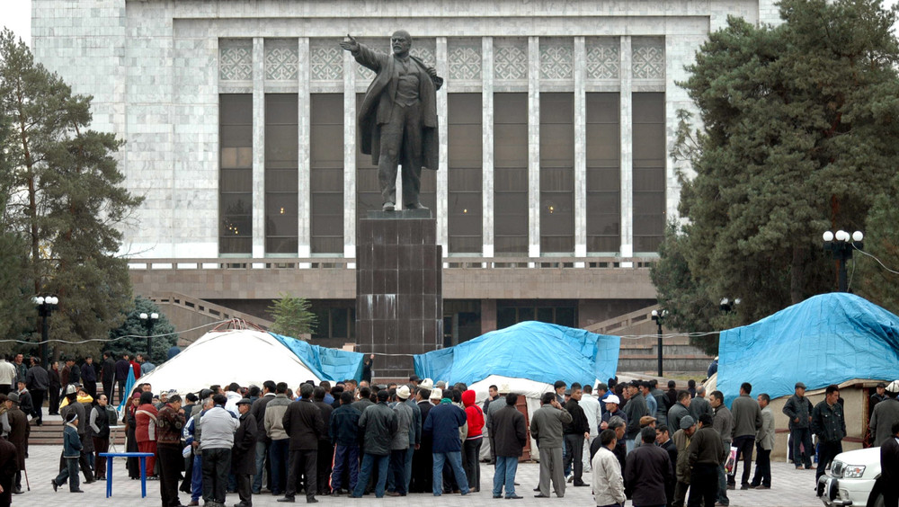 Митинг на Старой площади перед зданием парламента