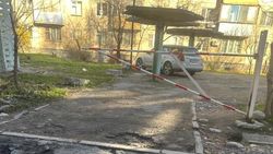 Жители 10 мкр снова установили шлагбаум во дворе. Фото