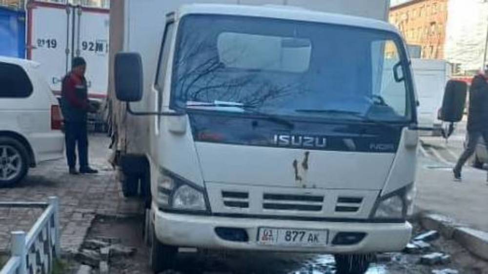 По улице Московской грузовой автомобиль припарковался на тротуаре