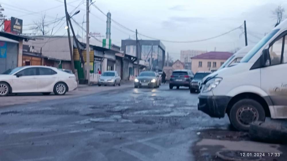 Дорога по улице Пушкина в ямах