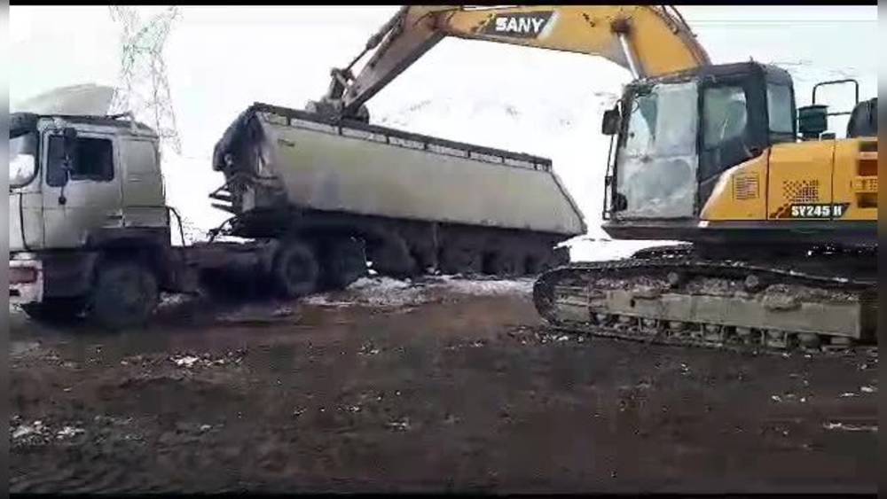 На перевале Кызарт вытащили фуру, которая повисла над обрывом из-за гололеда. Видео