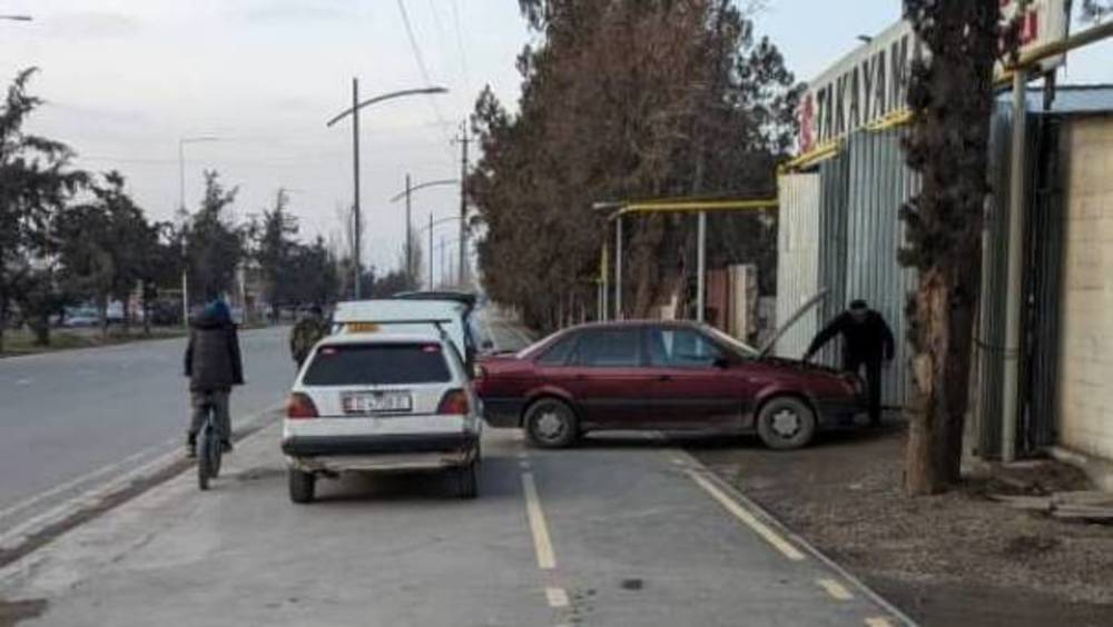 Горожанин жалуется, что велодорожку на Садырбаева перекрывают частные компании