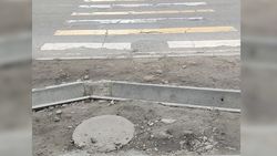 Пешеходный переход заканчивается арыком. Фото