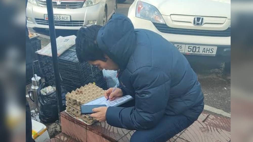 Мэрия Бишкека ответила на вопрос о стихийной торговле возле рынка «Ак-Эмир»