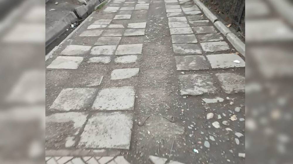 Горожанка жалуется на плачевное состояние тротуара на проспекте Шабдан Баатыра