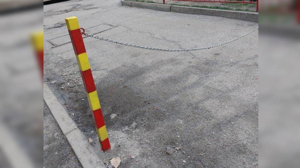 Жители мкр Джал жалуются на самовольно установленный шлагбаум