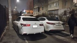 Горожанин жалуется, что в 12 мкр водители паркуются на тротуаре