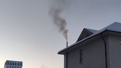 Из трубы детсада по ул. Грибоедова идет черный дым. Видео