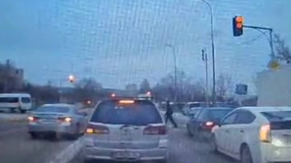 «Камри» выехала на встречную полосу и проехала на красный. Видео