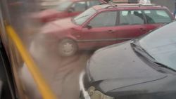 Общественному транспорту не подъехать к остановке по Жибек Жолу из-за припаркованных машин, - горожанин