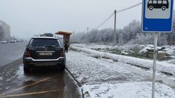 В 12 микрорайоне на остановке по улице Каралаева припарковали машину