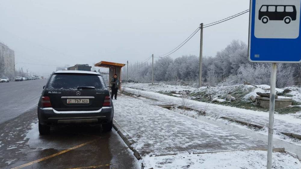 В 12 микрорайоне на остановке по улице Каралаева припарковали машину