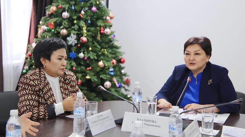 Депутат Камила Талиева и министр Гулнара Баатырова